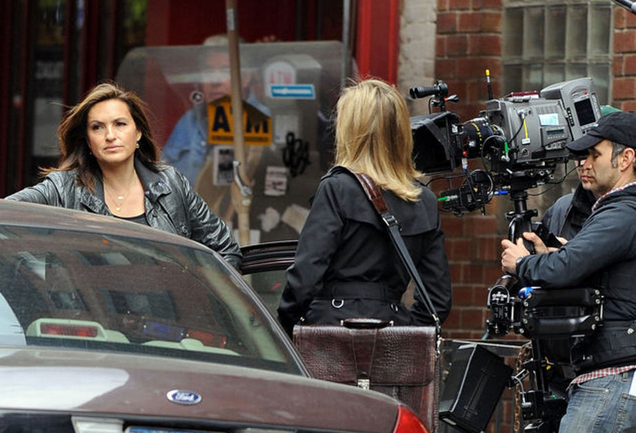 Law-Order-SVU-on-location-041310-sharon-stone-mariska